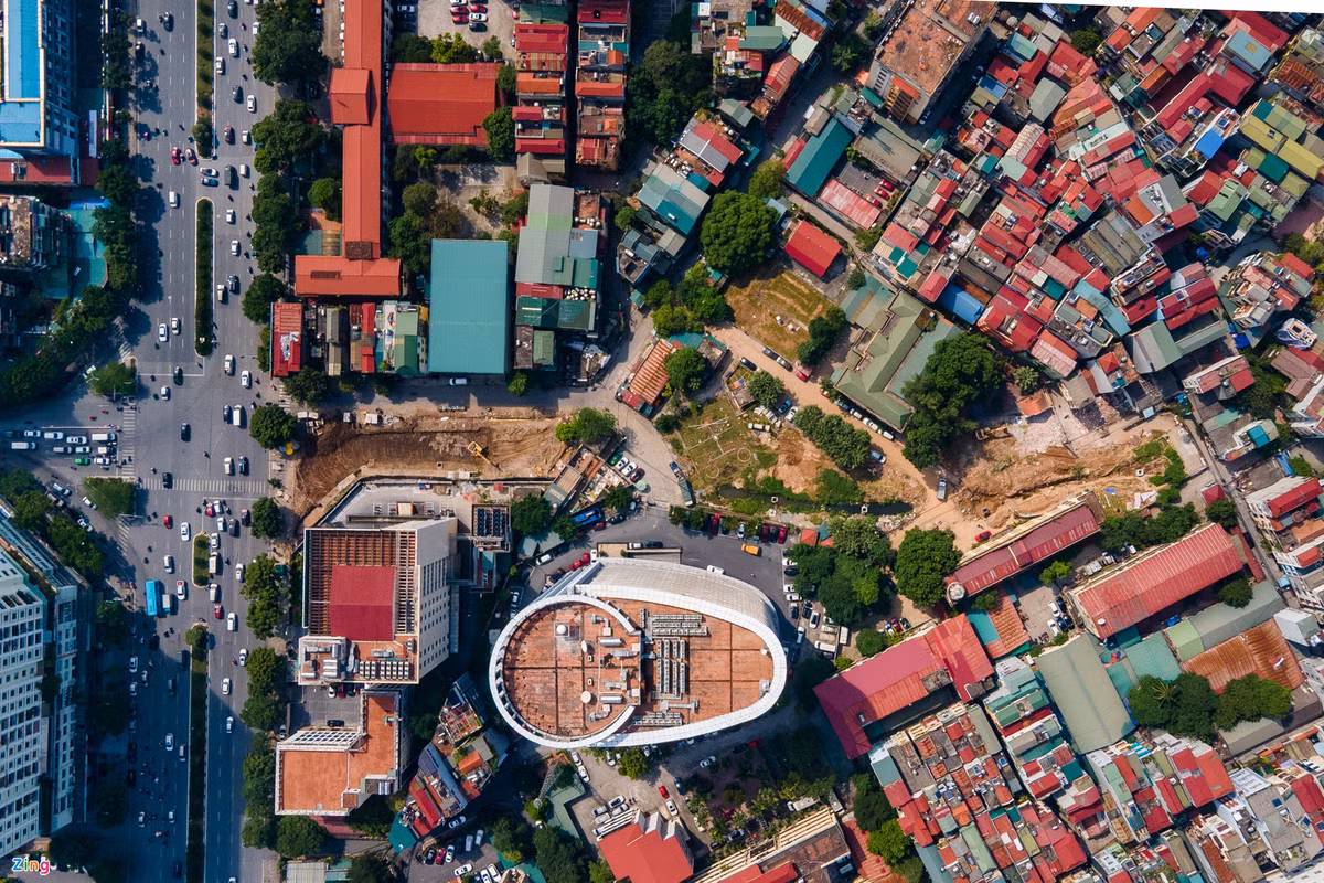 Đoạn đường cạnh ngõ 14 phố Pháo Đài Láng đã hoàn thành lát đá vỉa hè, trồng cây xanh lòng đường được trải nhựa, nhưng nhiều nhà dân vẫn chưa được giải phóng mặt bằng.