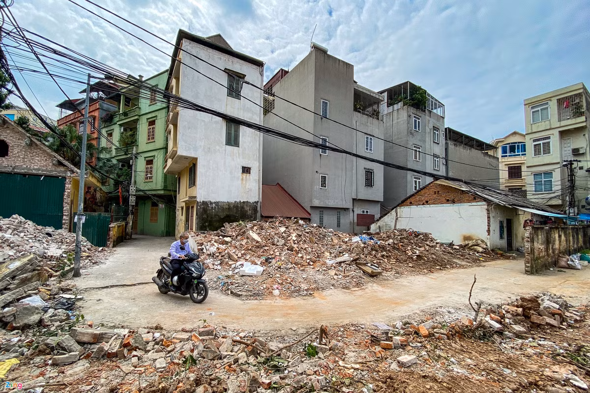 Một phần công trình nằm trong khu di tích Pháo Đài Láng được tháo dỡ để phục vụ giải phóng mặt bằng, phần còn lại được quây tạm bằng tôn.