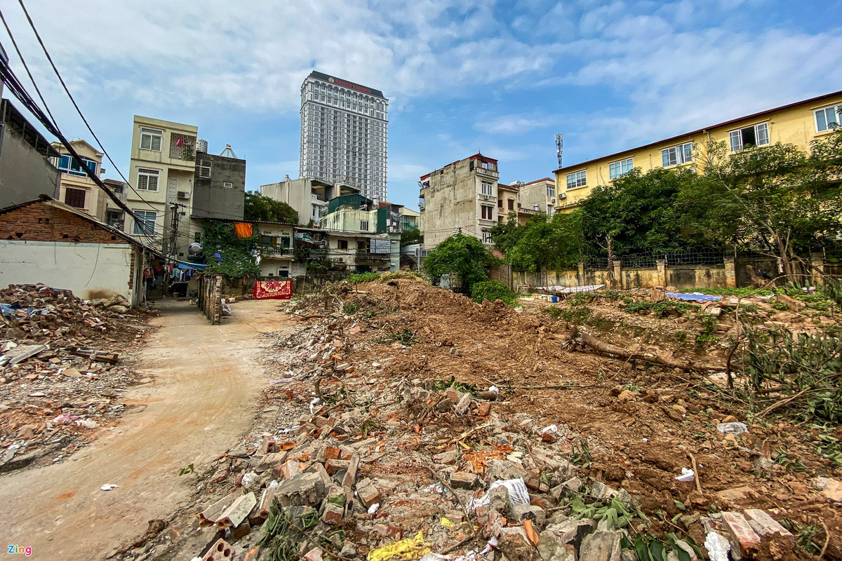 Sau 20 năm quy hoạch nằm trên giấy, đến nay, đoạn đầu của dự án được triển khai. Máy xúc, xe ủi được huy động để san lấp mặt bằng phục vụ thi công.