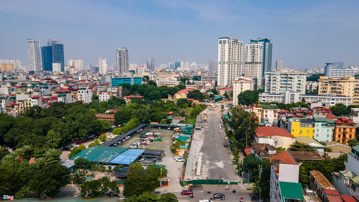 Tổng chiều dài tuyến đường là 1,3 km với mặt cắt ngang 28,3-30 m, gồm lòng đường rộng 15 m, phần lớn vỉa hè rộng 7,5 m. Tổng kinh phí đầu tư của dự án là gần 350 tỷ đồng.