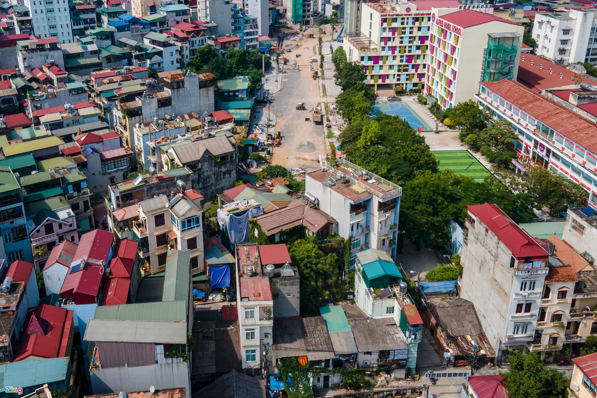 Một số đoạn được trải nhựa, vỉa hè lát đá xanh, trồng cây và lắp đặt hệ thống đèn chiếu sáng.