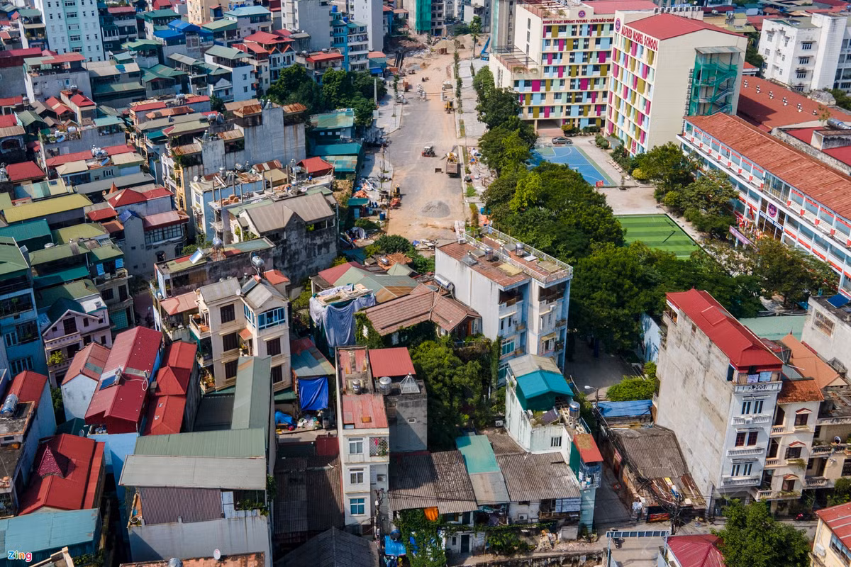 Một số đoạn được trải nhựa, vỉa hè lát đá xanh, trồng cây và lắp đặt hệ thống đèn chiếu sáng.