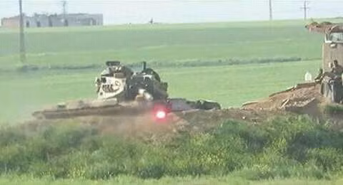 Có thể thấy, xe tăng M60 Patton của Quân đội Thổ Nhĩ Kỳ đã khéo léo đưa xe vào vị trí giấu được thân – chiến thuật “hulldown” – chỉ còn nhô lên tháp pháo. Thế nhưng, với sức xuyên của tên lửa TOW đến gần 1.000mm thì nơi cứng nhất trên tháp pháo xe tăng Patton không thể chống đỡ nổi. Nguồn ảnh: SyriaL