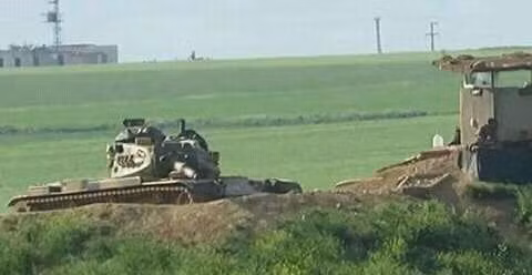 Mạng SyriaL ngay sau đó đã có trong tay những hình ảnh khoảnh khắc ám ảnh một trong số 4 xe tăng Thổ Nhĩ Kỳ bị phá hủy bởi lực lượng dân chủ Syria SDF do Mỹ hậu thuẫn trong các cuộc đụng độ dọc biên giới. Nguồn ảnh: SyriaL