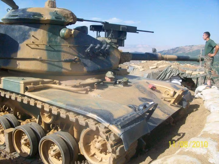 Giáp bảo vệ của M60A3 dày khoảng 109mm nhưng được vát nghiêng 65 độ nên tương đương với độ dày 258mm thép. Trong khi giáp tháp pháo M60A3 là khoảng 250mm. Ở vào thời điểm những năm 1960, giáp của M60 tương đối tốt, thế nhưng trên thế giới hiện đại thì nó đơn giản chẳng là gì. Nguồn ảnh: Flicks