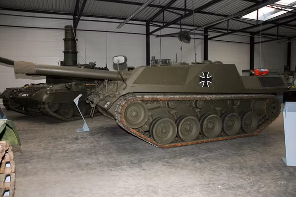 Trở lại với thiết kế xe tăng VT, nó có trọng lượng khoảng 43,5 tấn, dài 9,06m, rộng 3,54m, cao 2,04m. Nguồn ảnh: WHO