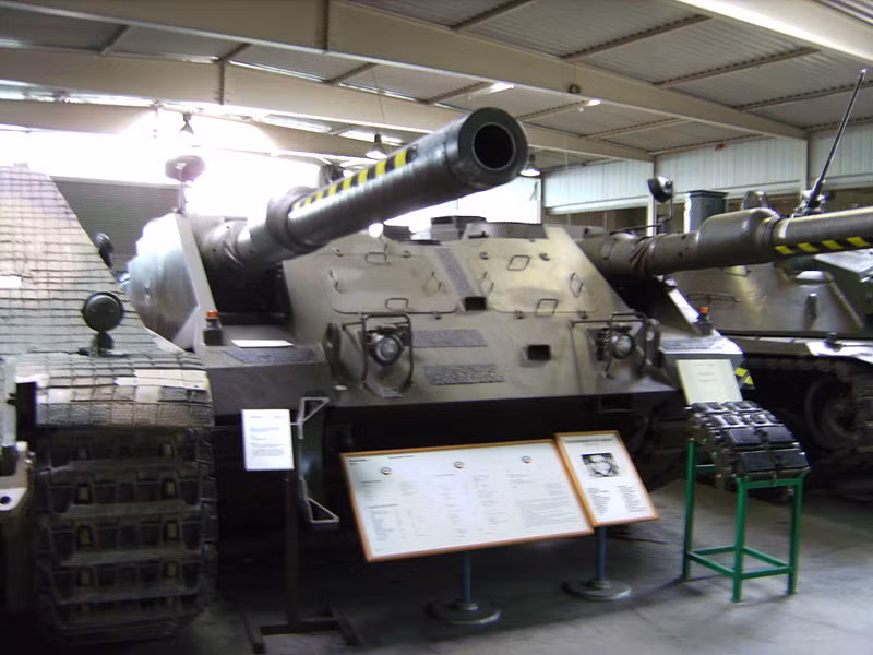 Về mặt hỏa lực, như đã đề cập xe tăng VT sở hữu thiết kế cực độc trong lịch sử với hai nòng pháo lắp ở mặt trước hai hông xe. Nguyên mẫu VT 1-1 chỉ được lắp pháo 105mm rãnh xoắn với bộ nạp đạn thủ công thì từ VT 1-2 được trang bị pháo 120mm nòng trơn tiên tiến hơn. Nguồn ảnh: WHO