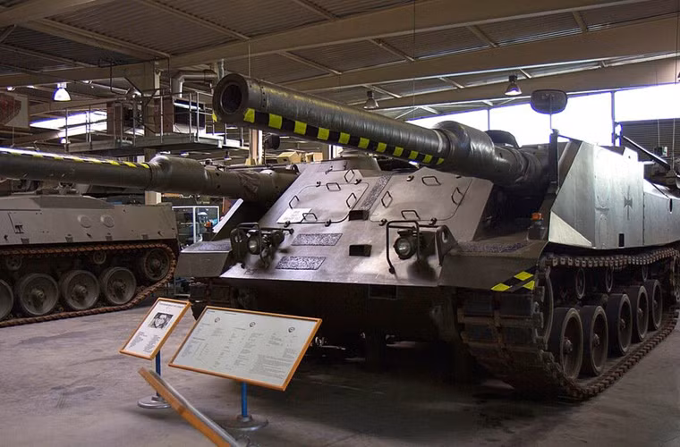 Đặc biệt, pháo 120mm trên VT 1-2 được trang bị bộ nạp đạn tự động cho phép đạt tốc độ bắn đến 6 phát/phút, sức xuyên cực mạnh, có thể bắn được cả tên lửa chống tăng qua nòng, tầm bắn xa, chính xác cao. Nó hoàn toàn đáp ứng được yêu cầu cần thiết khi phải đối mặt với xe tăng Liên Xô. Nguồn ảnh: WHO