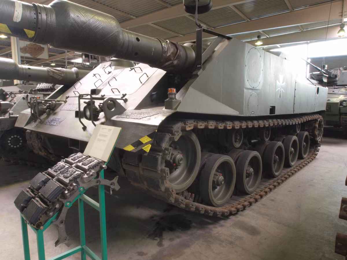 Việc sở hữu hai nòng pháo cho phép xe tăng VT chiếm ưu thế về tốc độ bắn so với các xe tăng Liên Xô gồm cả loại T-72 thế hệ mới. Tuy nhiên, trong các cuộc so sánh với dự án Leopard 2 do Krauss-Maffei phát triển, VT không hề có ưu điểm nào nổi trội hơn Leopard 2. Leopard 2 cũng có xác suất trúng đích trong phát bắn đầu tiên cao hơn hẳn VT hai nòng nhờ hệ thống điều khiển hỏa lực tiên tiến. Ngoài ra, xe tăng không tháp pháo hai nòng bị coi là quá khó để đáp ứng chiến thuật tiêu chuẩn. Nguồn ảnh: WHO