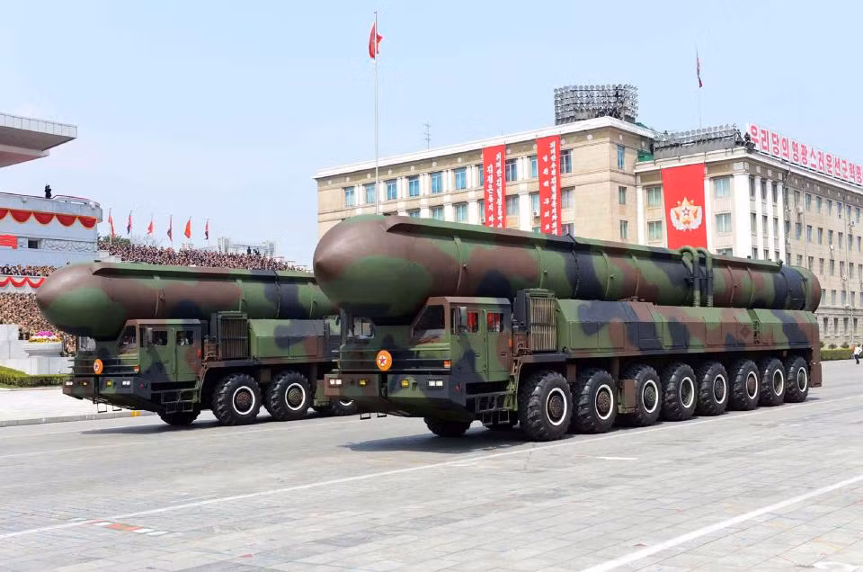 Một góc chụp khác tên lửa mới của Triều Tiên, phải nói rằng ngoài việc khác nhau khung gầm 16 bánh thì thiết kế ống phóng khá giống nhau. Điều đó người ta thường liên tưởng tới “thuyết âm mưu” phải chăng Nga đã giúp đỡ Triều Tiên phát triển phiên bản Topol-M. Nguồn ảnh: The Sun