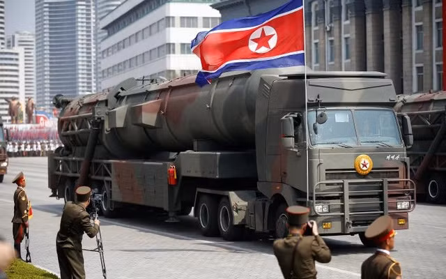 Tuy nhiên, điều dễ nhận thấy là cả hai loại tên lửa đạn đạo mới này đều có nét hao hao giống với các hệ thống tên lửa đạn đạo liên lục địa DF-31A (Trung Quốc) và Topol-M của Nga. Điều đó khiến người ta hết sức lo ngại thậm chí hoảng sợ, bởi DF-31A hay Topol-M người ta biết đó là thứ khủng khiếp gì. Nếu Triều Tiên làm được như vậy thì sẽ là dấu chấm hết cho bất kỳ thế lực nào đe dọa Bình Nhưỡng. Nguồn ảnh: bdnews24