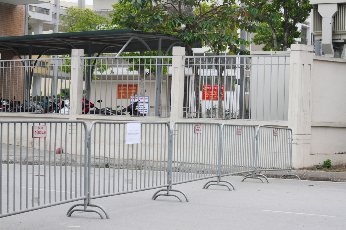 Cháu K. hiện là học sinh lớp 3, Trường tiểu học Xuân Phương, Nam Từ Liêm, Hà Nội. Hiện tại, toàn bộ học sinh trong lớp và cô giáo chủ nhiệm được xác định là F1 và đã được đưa đi cách ly tập trung.