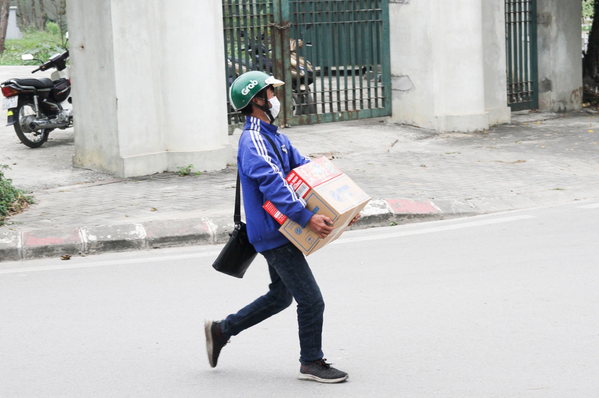 Cũng trong buổi sáng cùng ngày, nhiều người thân của các em học sinh trong danh sách cách ly tập trung đã mang đồ dùng, nhu yếu phẩm cần thiết để phục vụ sinh hoạt trong khu cách ly của các em.