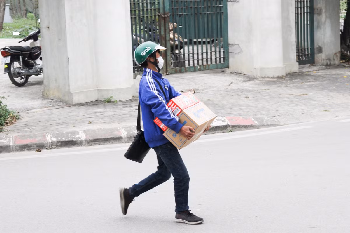 Cũng trong buổi sáng cùng ngày, nhiều người thân của các em học sinh trong danh sách cách ly tập trung đã mang đồ dùng, nhu yếu phẩm cần thiết để phục vụ sinh hoạt trong khu cách ly của các em.