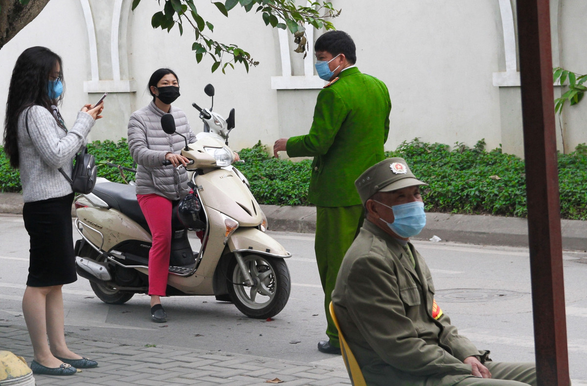 80 học sinh và giáo viên này được xác định là F1 (người tiếp xúc gần với bệnh nhân, bao gồm 45 học sinh cùng lớp 3 với bệnh nhân, 12 học sinh ngủ bán trú học cùng khối và giáo viên, nhân viên chăm sóc).