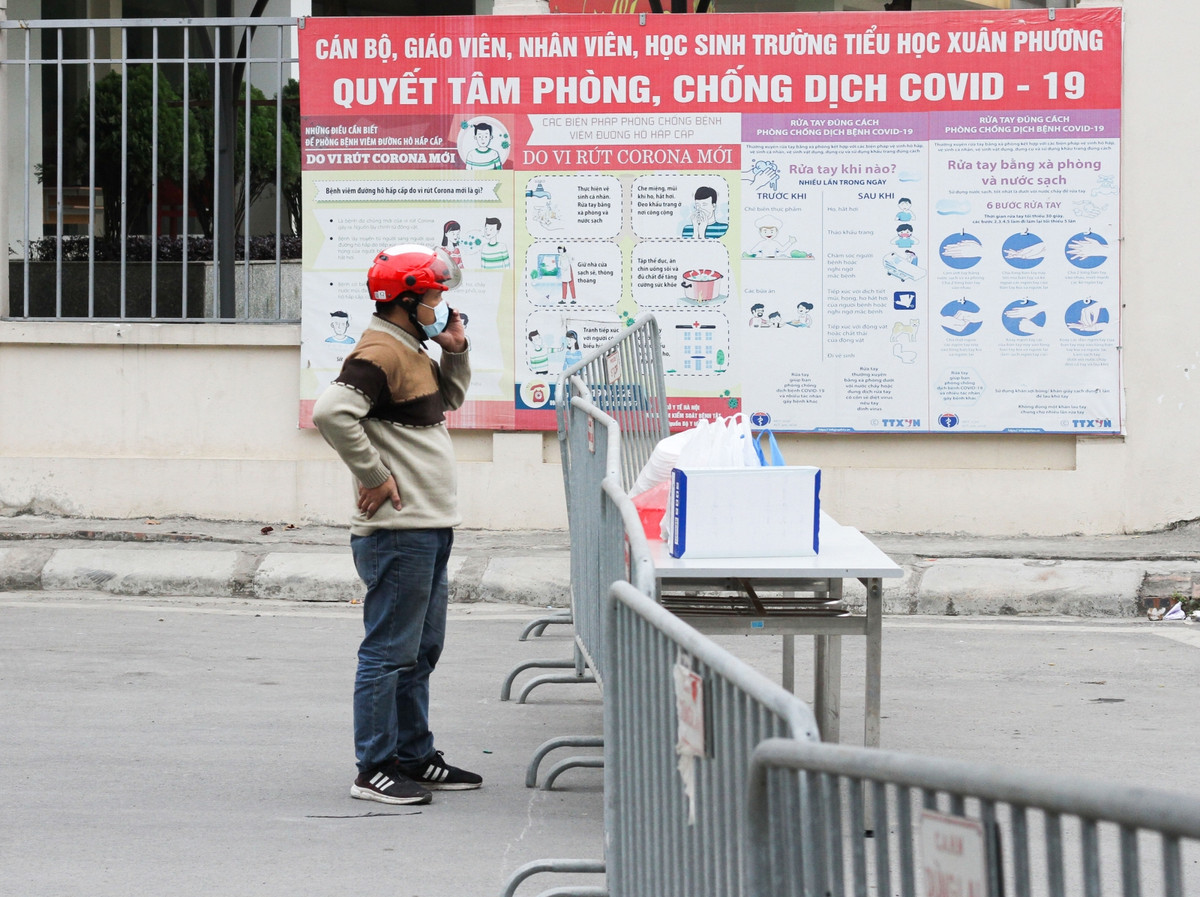 Buổi sáng cùng ngày, loa phát thanh phía trong trường cũng liên tục thông báo các nội quy trong khu cách ly. Được biết, việc chăm sóc cho các em nhỏ trong khu cách ly sẽ do các cô giáo và nhân viên chăm sóc. 