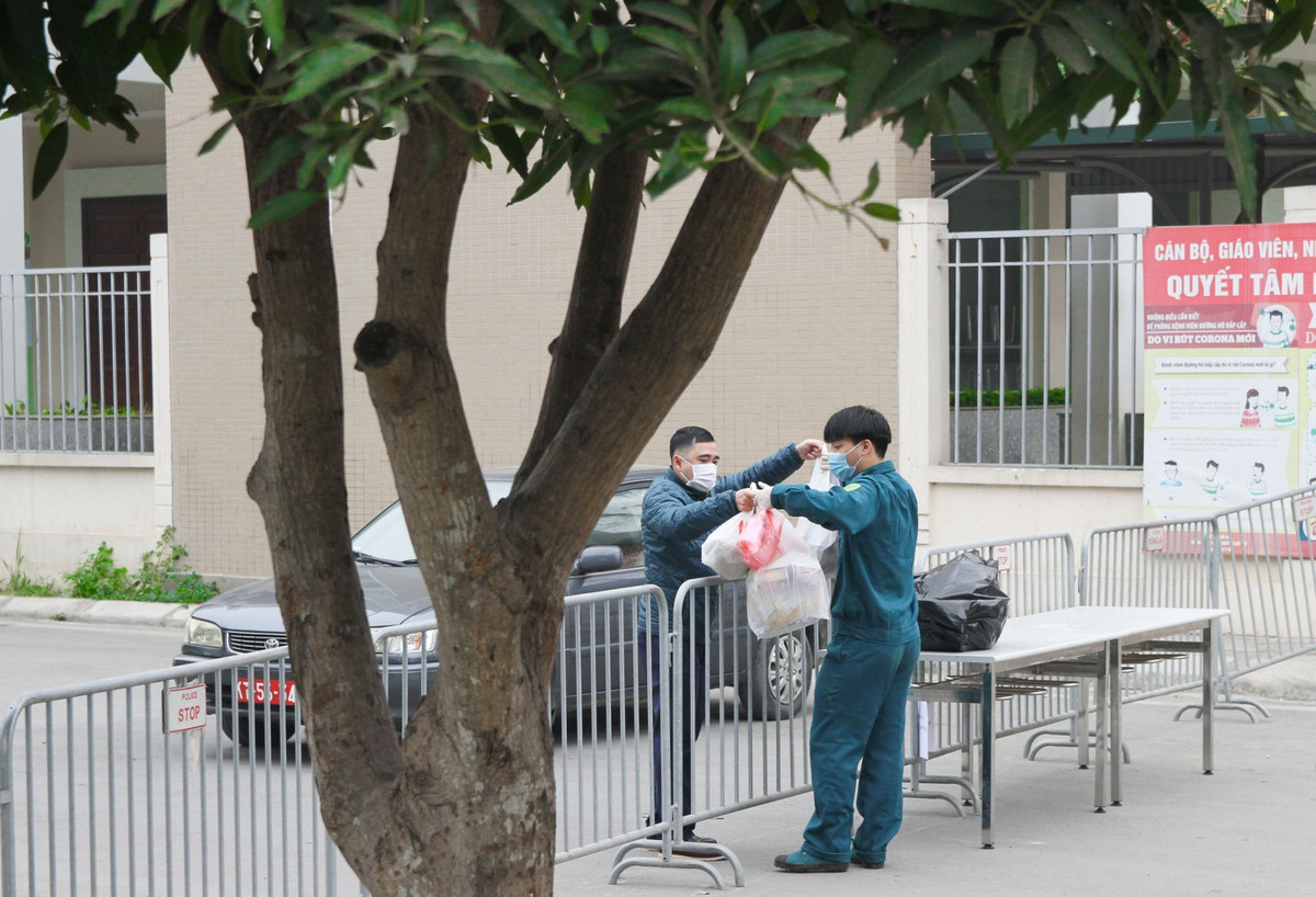 Ghi nhận sáng ngày 31/1, cơ quan chức năng đã tiến hành lập rào chắn bên quanh khu vực trường Tiểu học Xuân Phương và hoàn thiện công tác biến ngôi trường này trở thành nơi cách ly tập trung.