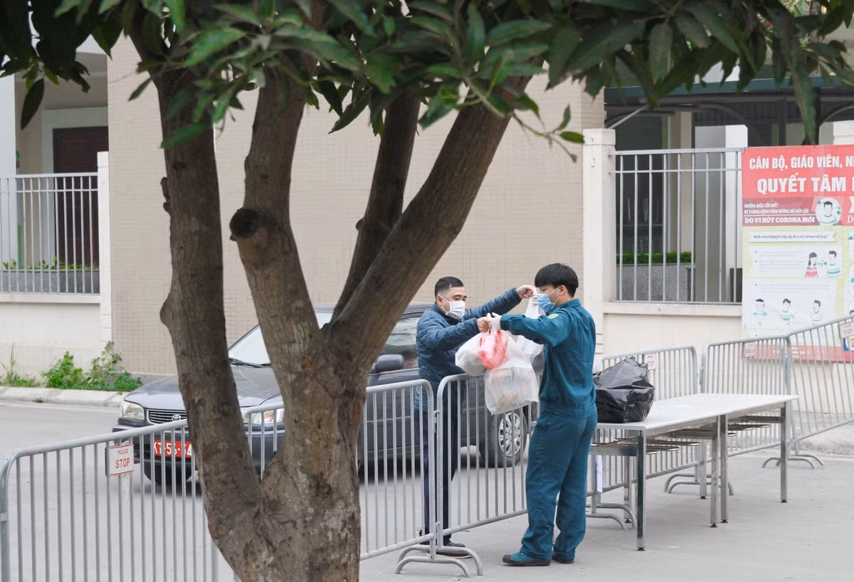 Ghi nhận sáng ngày 31/1, cơ quan chức năng đã tiến hành lập rào chắn bên quanh khu vực trường Tiểu học Xuân Phương và hoàn thiện công tác biến ngôi trường này trở thành nơi cách ly tập trung.