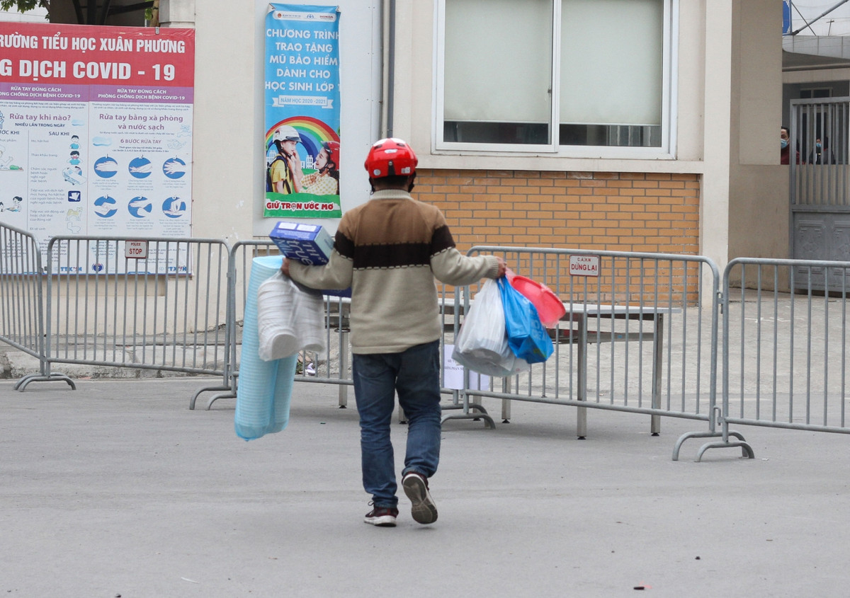 Số nhu yếu phẩm này được đặt tại bàn và được lực lượng chức năng chuyển giúp vào trong.