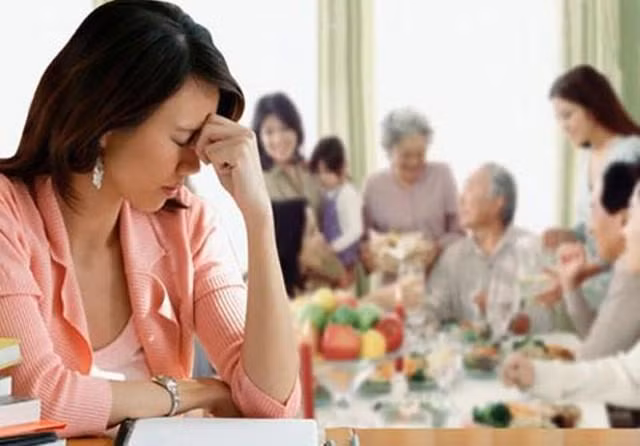 Choi lon bieu qua Tet sang kem 30 trieu, nang dau bi me chong “gian tim mat