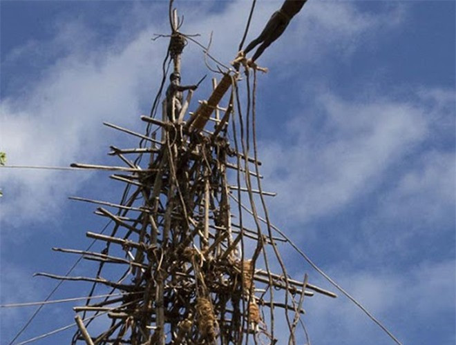 Từ năm 7-8 tuổi, những cậu bé ở bộ tộc da đen Pentecost thuộc Cộng hòa Vanuatu phải thực hiện một nghi lễ truyền thống mang tên "Land Diving" để đánh dấu cho sự trưởng thành và trở thành một người đàn ông thực thụ.