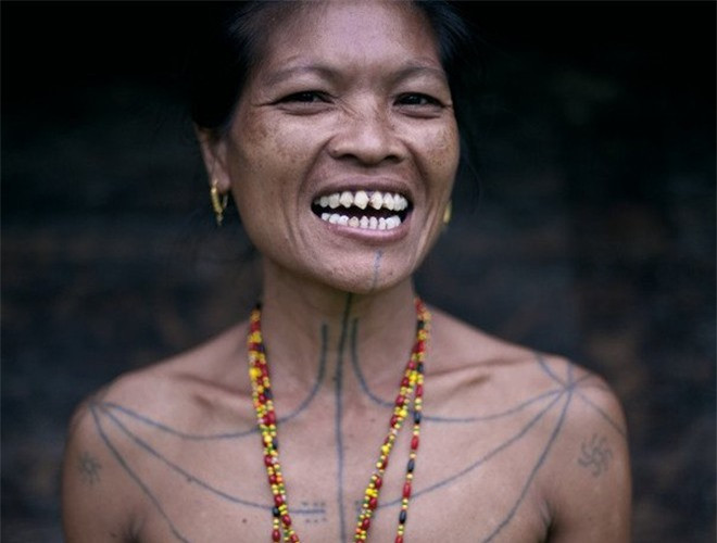 Khi các thiếu nữ trong bộ tộc đến tuổi dậy thì, họ sẽ phải trải qua nghi thức mài răng. Để tiến hành mài răng, người thợ dùng một thanh gỗ làm điểm tựa, sau đó trực tiếp mài răng bằng dao hoặc đục. Nếu không cẩn thận, các cô gái sẽ rất dễ bị thương. 