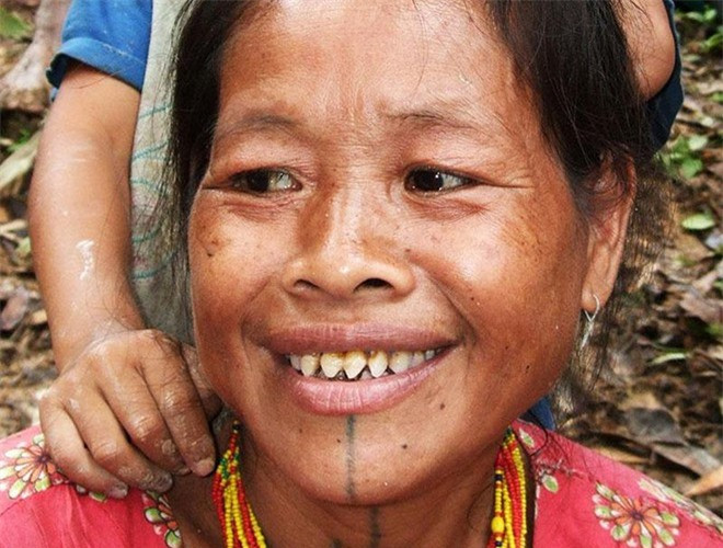 Mentawai là một trong số ít bộ lạc thiểu số ở Indonesia còn giữ lại những phong tục truyền thống kỳ lạ. Nghi lễ mài răng đánh dấu sự trưởng thành của các cô gái tộc Mentawai được xem là một trong những nghi lễ đáng sợ nhất thế giới.