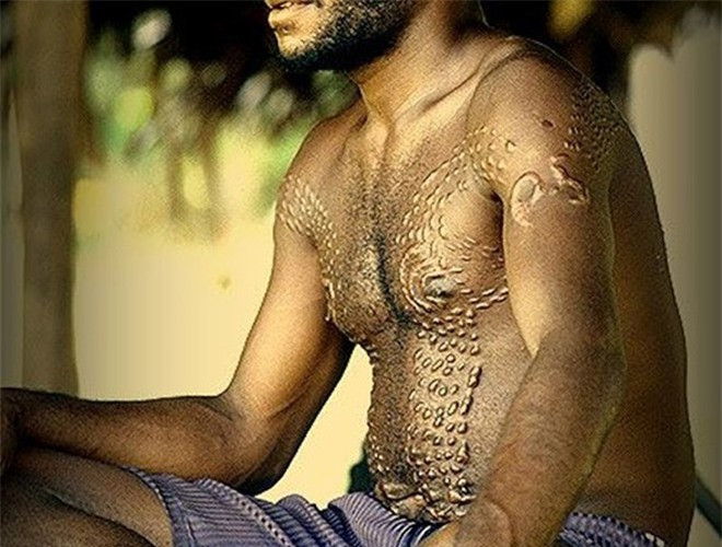 Trong quan niệm của người Chambri, cá sấu tuy có hình dạng xấu xí nhưng vô cùng mạnh mẽ. Quá trình "lột xác" thành cá sấu sẽ giúp các chàng trai khẳng định bản lĩnh và trưởng thành của mình. Do đó, những đứa trẻ trong độ tuổi trưởng thành sẽ phải tham gia nghi lễ truyền thống của bộ tộc. 