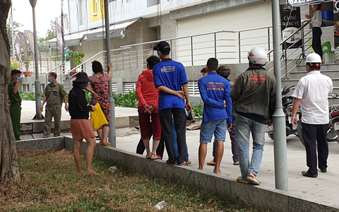 Vụ việc sau đó được nhanh chóng trình báo cho cơ quan chức năng. Ngay khi nhận tin báo, Công an quận 8 phối hợp các đơn vị liên quan có mặt phong tỏa khám nghiệm hiện trường, điều tra nguyên nhân vụ việc.