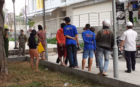 Vụ việc sau đó được nhanh chóng trình báo cho cơ quan chức năng. Ngay khi nhận tin báo, Công an quận 8 phối hợp các đơn vị liên quan có mặt phong tỏa khám nghiệm hiện trường, điều tra nguyên nhân vụ việc.