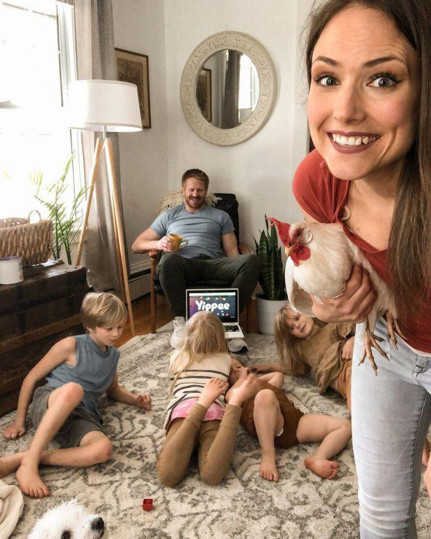 Phụ nữ có nguy cơ bị thuyên tắc phổi cao hơn trong 6 tuần đầu sau khi sinh và khi mang thai. Điều này có thể là do sự thay đổi nội tiết tố hoặc những thay đổi trong đường di chuyển của máu trong tĩnh mạch. Một nửa số người bị thuyên tắc phổi không có triệu chứng. Số khác có thể gặp các dấu hiệu như hụt hơi, đau ngực khi thở sâu, thở gấp, ho ra máu, tăng nhịp tim, ngất xỉu, đổ mồ hôi...