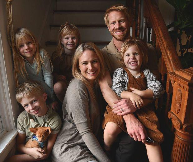 Thuyên tắc phổi (còn được gọi là PE) là tình trạng tắc nghẽn đột ngột trong động mạch phổi. Tình trạng này xảy ra khi có một cục máu đông lọt vào mạch máu trong phổi và ngăn chặn dòng lưu thông của máu. Bất kỳ ai cũng có nguy cơ bị thuyên tắc phổi nhưng có một số yếu tố nhất định làm tăng nguy cơ này. 