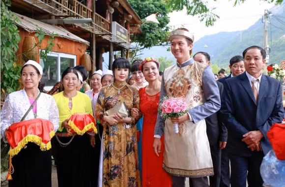 Nữ diễn viên Lan Hương cũng có mặt trong ngày trọng đại của Hà Việt Dũng trước đây.