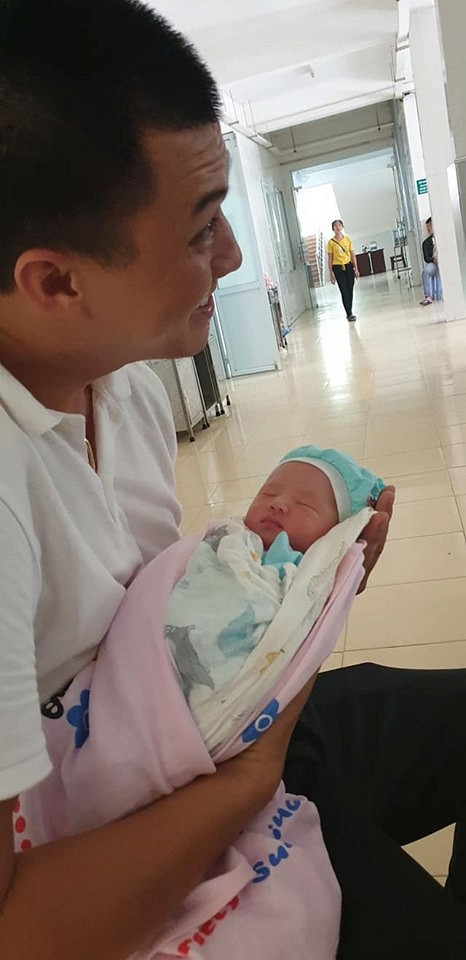 Hà Việt Dũng bên cạnh "công chúa" mới chào đời.