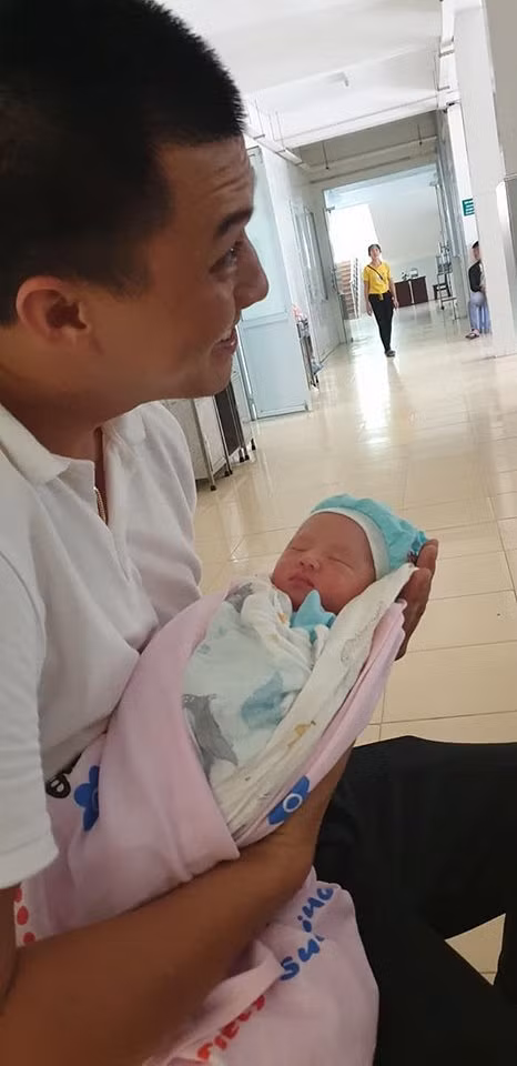 Hà Việt Dũng bên cạnh "công chúa" mới chào đời.
