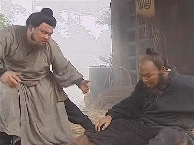 Tiêu Đĩnh một đòn vật ngã Lý Quỳ trong phim truyền hình Thủy Hử 1995.