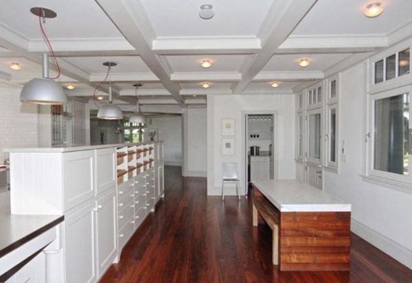 Tông màu chủ đạo của biệt thự là màu trắng với nội thất gỗ