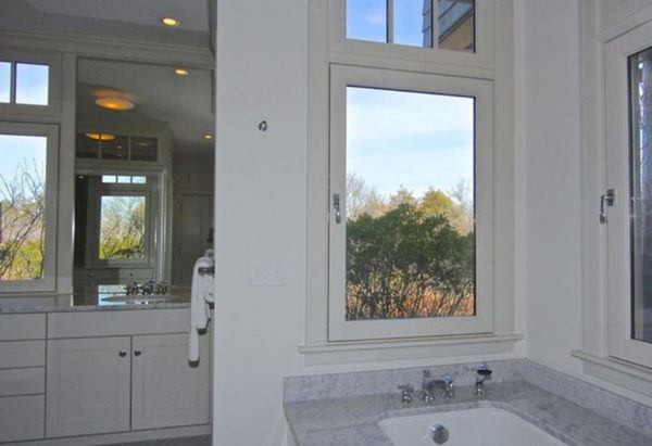 Phòng tắm rộng thênh thang có view nhìn ra thiên nhiên