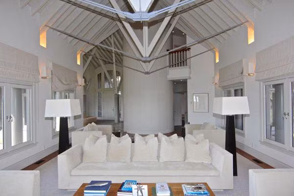 Vợ cựu tổng thống Kennedy, Jacqueline Kennedy Onassis, từng có một ngôi nhà ở đây cho đến khi bà qua đời năm 1994, và khu nghỉ mát mùa hè này rất được các thế hệ nhà Kennedy yêu thích.