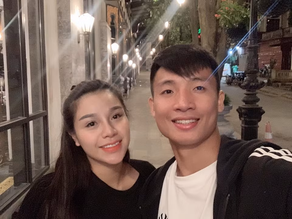 Cô gái Bắc Ninh từng du học nước ngoài, chuyên ngành quản trị khách sạn, nhà hàng. Ngoài kinh doanh khách sạn, du lịch cùng gia đình, Khánh Linh còn mở rộng hoạt động sang mảng bán thực phẩm sạch. Hơn 20 tuổi, Khánh Linh được đánh giá là người có tiềm lực kinh tế vững chắc, sở hữu nhà và xe sang. Theo chia sẻ với báo chí của Bùi Tiến Dũng, Khánh Linh đang mang thai ở tháng thứ 6 nên đám cưới của cặp đôi sẽ lùi lại vào năm sau.