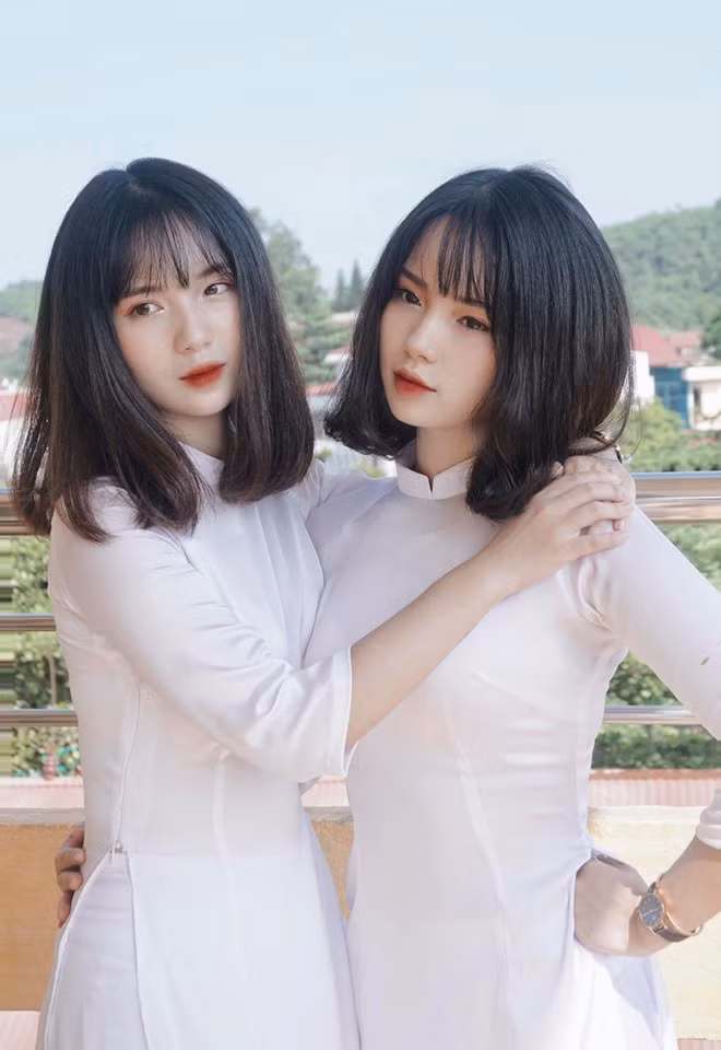 Được biết, hai chị em trong những bức hình được đăng tải là Nguyễn Thanh Hằng và Nguyễn Thanh Nga, sinh năm 2002. Đây cũng là cặp chị em từng gây sốt trên khắp các mặt báo vào khoảng một năm trước.