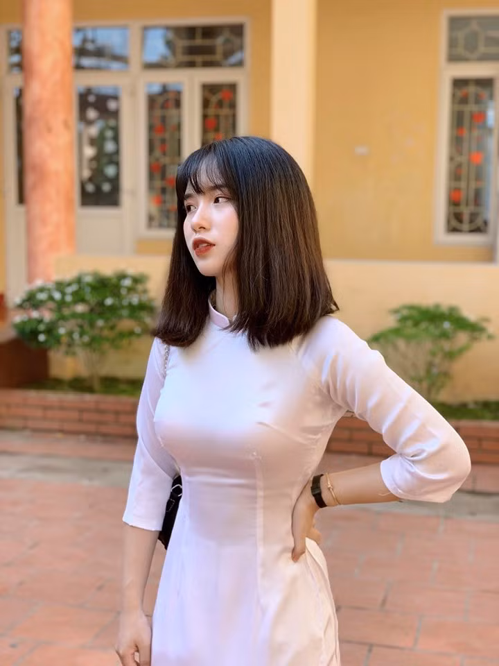 Ngoài đời hai chị em cũng gắn bó thân thiết, thường xuyên cùng nhau đăng tải những hình ảnh trên mạng xã hội. Vốn đã giống nhau như hai giọt nước, Thanh Hằng và Thanh Nga còn có sở thích diện đồ đôi, để kiểu tóc, lối trang điểm giống nhau khiến người ngoài khó phân định được đâu là chị đâu là em.