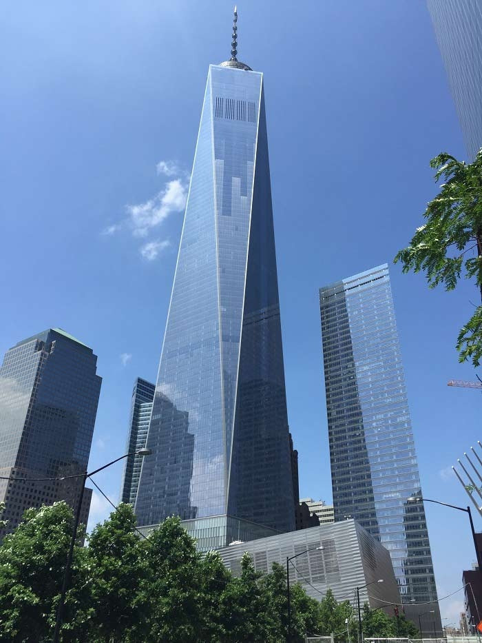 Không mang diện mạo tháp đôi như trước, One World Trade Center gồm 104 tầng được thiết kế theo kiến trúc theo hình chóp, với nét kiến họa tương tự như ngọn giáo hướng thẳng lên trời. (Ảnh: Getty Image)