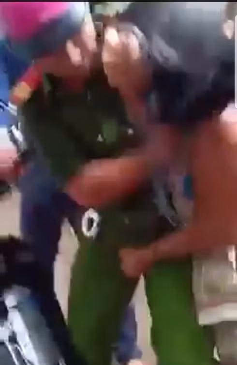 Bat nguoi phu nu tan cong vao 