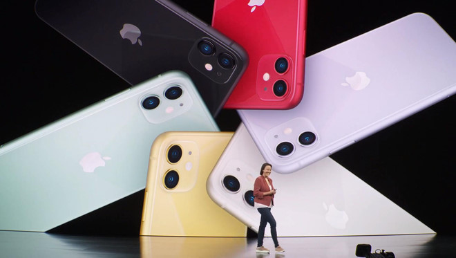 iPhone 11 chính thức trình làng gồm 6 màu khác nhau là tím, xanh, vàng, trắng, đen và đỏ. iPhone 11 sẽ có giá từ 699 USD. Ở mặt trước có màn hình khuyết đỉnh khá dày và hệ thống camera kép phía sau. Camera góc siêu rộng của máy có thể chụp ảnh phong cảnh tốt hơn.