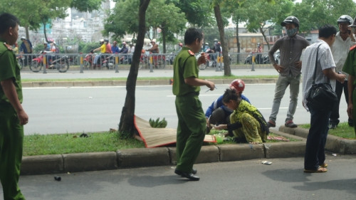 5. Người đàn ông tử vong do tự tông xe vào con lươn Khoảng 11h15, ngày 21/10 trên đường Võ Văn Kiệt (đoạn qua phường 1, quận 5, TP. HCM), ông Nguyễn Văn Tốt (SN 1958, ngụ tại số nhà 50/2 hẻm 654, phường 10, quận 8) điều khiển xe máy BKS 59 T3- 7639 chạy từ hướng quận 1 về quận 8. Khi đến đường Võ Văn Kiệt quận 5 thì ông Tốt lấy điện thoại từ trong túi quần ra nghe. Bất ngờ ông Tốt mất tay lái, xe máy loạng choạng rồi sau tông vào con lươn giữa đường. Lúc này, xe máy kéo lê ông tốt một đoạn khoảng 10m rồi văng lên nằm giữa con lươn, còn ông Tốt đầu đập xuống đất và tử vong tại chỗ.