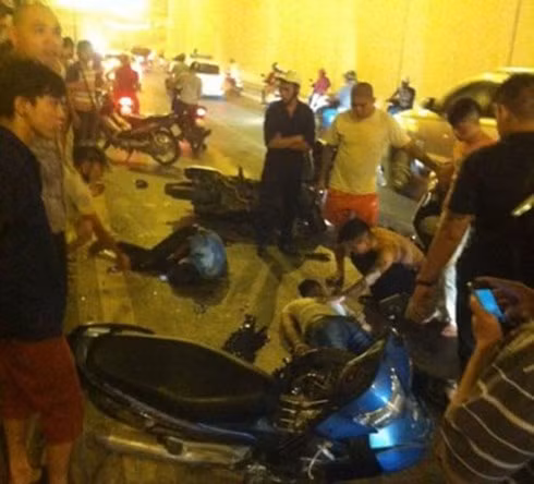 8. Xe máy đấu đầu trong hầm Kim Liên, 2 người thương vong Đêm 23/10, tại đường dẫn xuống hầm đường bộ Kim Liên, một nam thanh niên điều khiển xe máy Wave màu xanh BKS 99G1-030.16 ngược chiều trong hầm Kim Liên, hướng từ Xã Đàn - Đại Cồ Việt. Khi đi đến giữa hầm chiếc xe này đã va chạm với chiếc xe máy Honda SH màu nâu BKS 29B1 – 32303 di chuyển chiều ngược lại. Vụ tai nạn khiến cả hai người bị thương nặng.