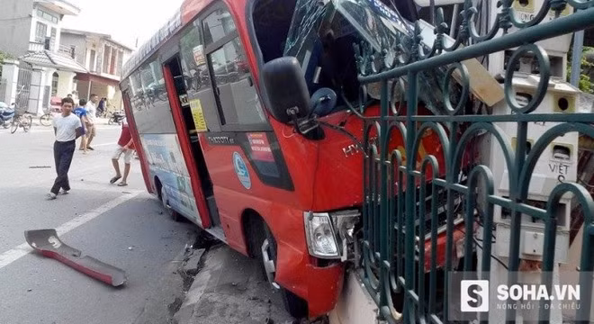 10. Xe buýt mất lái đâm sập tường rào, 3 người thương nặng Khoảng 12h 30 phút trưa ngày 24/10, trên quốc lộ 37B, đoạn qua địa phận xã Trực Hùng, huyện Trực Ninh, tỉnh Nam Định, xe buýt số 10 mang BKS 18B: 01057 chạy tuyến Nam Định – Quất Lâm (lưu thông theo hướng Giao Thủy – Nam Định) khi đến khu vực trên bất ngờ mất lái. lao sang bên đường và hất bay chiếc xe công nông đi ngược chiều. Chiếc xe buýt chỉ chịu dừng lại khi đâm sập tường rào của Quỹ tín dụng Nhân dân xã Trực Hùng và lao vào vào cây cột điện. Vụ tai nạn đã khiến tài xế và phụ xe buýt cùng lái xe công nông bị thương nặng