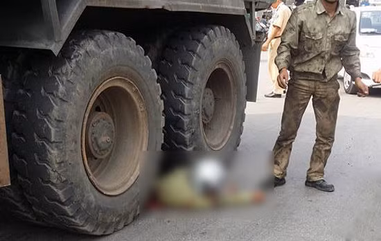 4. Va chạm với xe "hổ vồ", một người tử vong tại chỗ Khoảng 13h30 ngày 21/10, tại nút giao thông Loong Toòng, phường Cao Xanh (TP Hạ Long, Quảng Ninh), một người đàn ông điều khiển xe máy Honda Wave mang BKS 14U-115.47, khi đến gần khu vực ngã tư Loong Toòng thì bất ngờ xảy ra va chạm với chiếc ô tô tải hiệu HOWO mang BKS 14C-059.31 từ phía sau lao tới. Cú va chạm mạnh khiến chiếc xe máy đổ xuống trước đầu xe tải, nạn nhân bị cuốn vào gầm và bị bánh xe tải cán qua người nên đã tử vong tại chỗ.