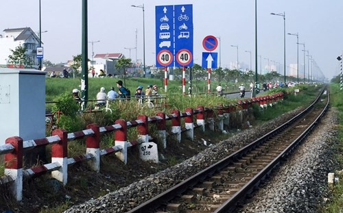 7. 'Mải' lướt Facebook, một thanh niên bị tàu hỏa tông chết Khoảng 22h40 ngày 23/10, anh Nguyễn T.A (20 tuổi) và một người bạn rủ nhau ra ngồi chơi trên tuyến đường sắt Bắc - Nam (đối diện nhà của anh T. A) tại km 1716+140 (cạnh gác chắn Hiệp Bình thuộc nút giao Kha Vạn Cân - Hiệp Bình). Lúc này, đoàn tàu mang ký hiệu STC2 (Sài Gòn - Tháp Chàm) đang từ ga Sài Gòn chạy ra, kéo còi báo hiệu khi sắp qua gác chắn. Tuy nhiên do mãi mê theo dõi Facebook trên điện thoại di động nên khi người bạn đi cùng la lớn "tàu đến", anh T.A vẫn không kịp chạy và bị tàu hất văng nhiều mét. Dù được người thân nhanh chóng đưa vào bệnh viện cấp cứu nhưng do thương tích nghiêm trọng nên nạn nhân đã tử vong.